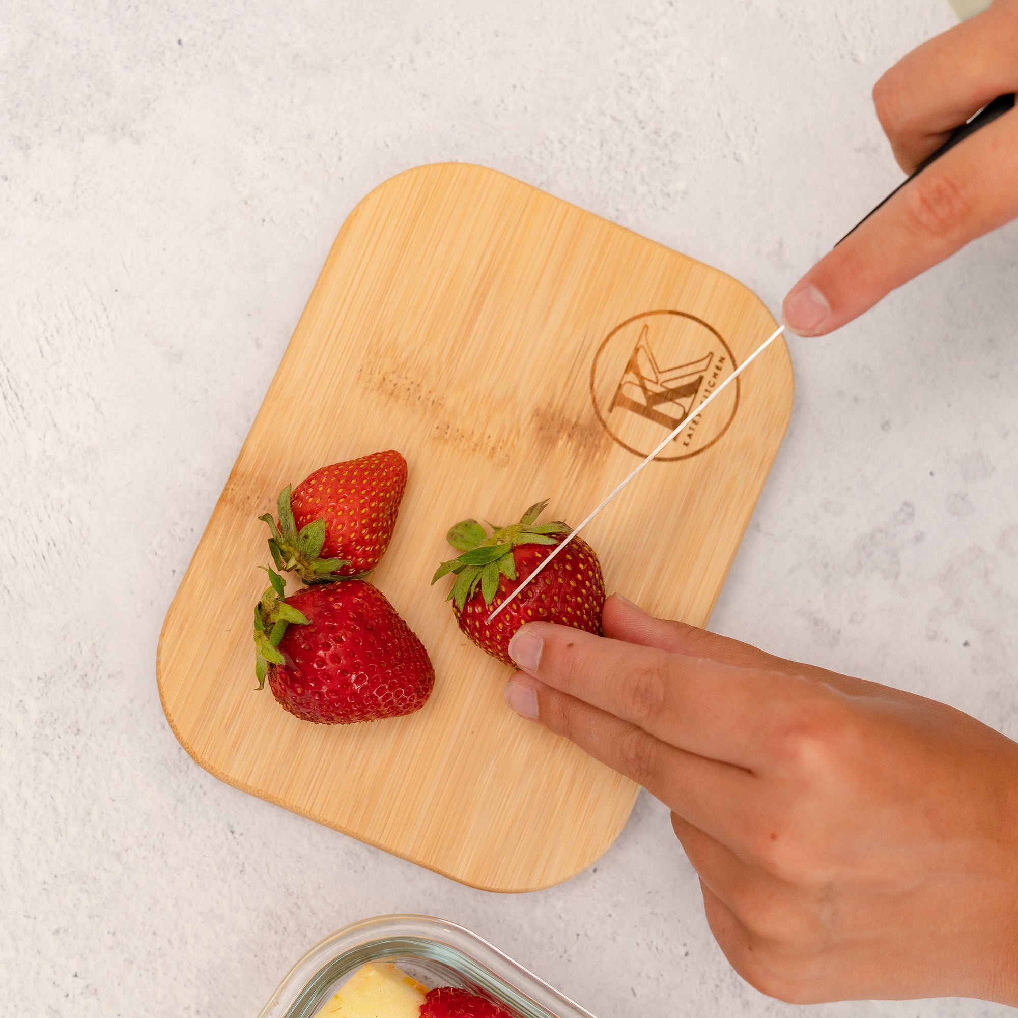 cute kates kitchen container with bamboo lid that doubles as a cutting board making it perfect for meal prep, lunch and leftovers!